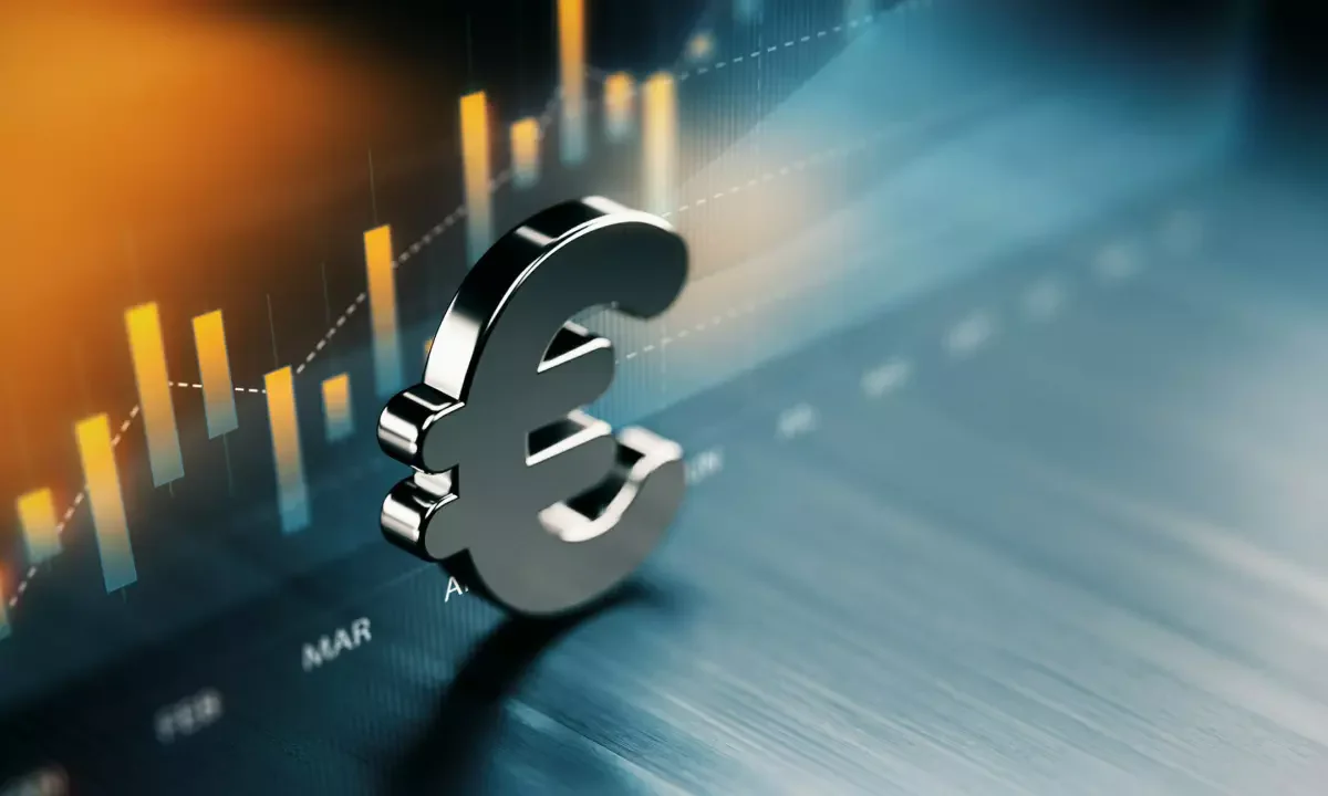 Symbole euro métallique devant un graphique financier, illustrant la fiscalité d’une rente issue d’un PER