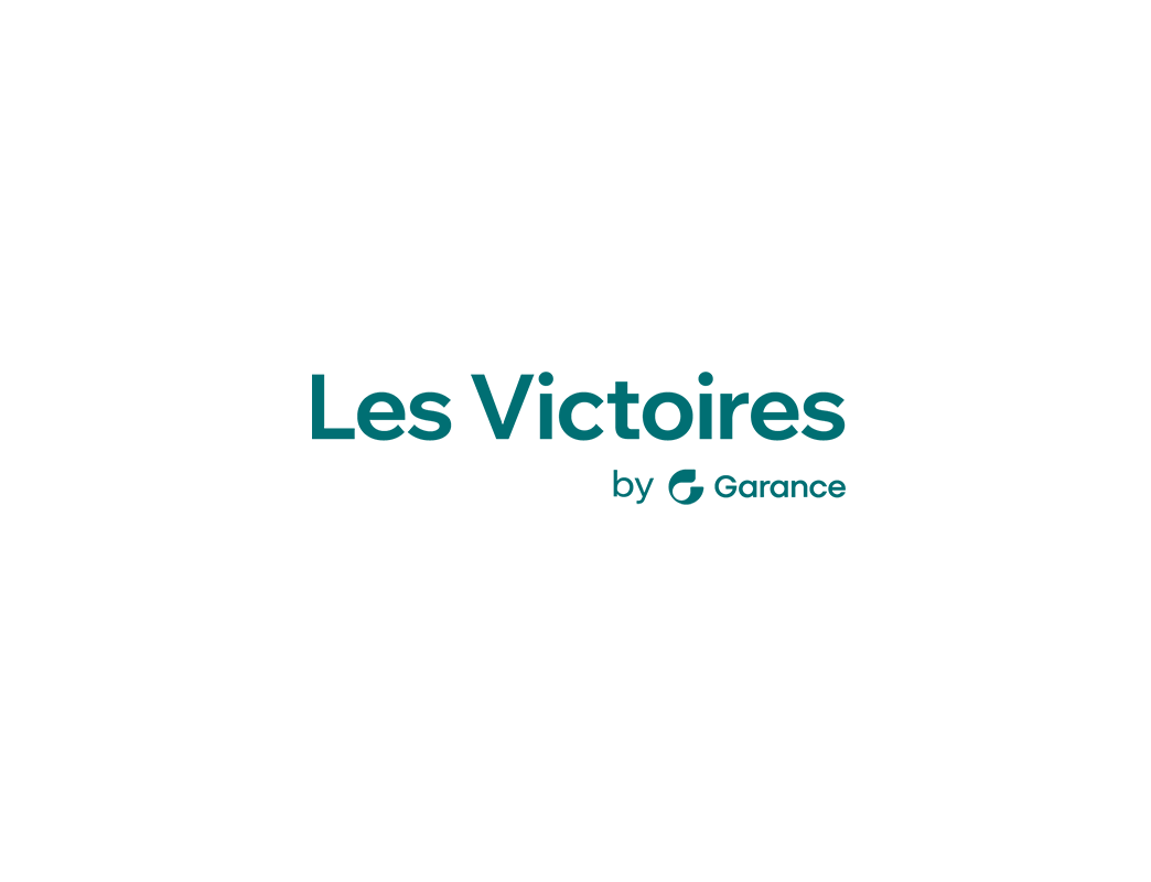 Logo « Les Victoires by Garance » en blanc sur fond transparent