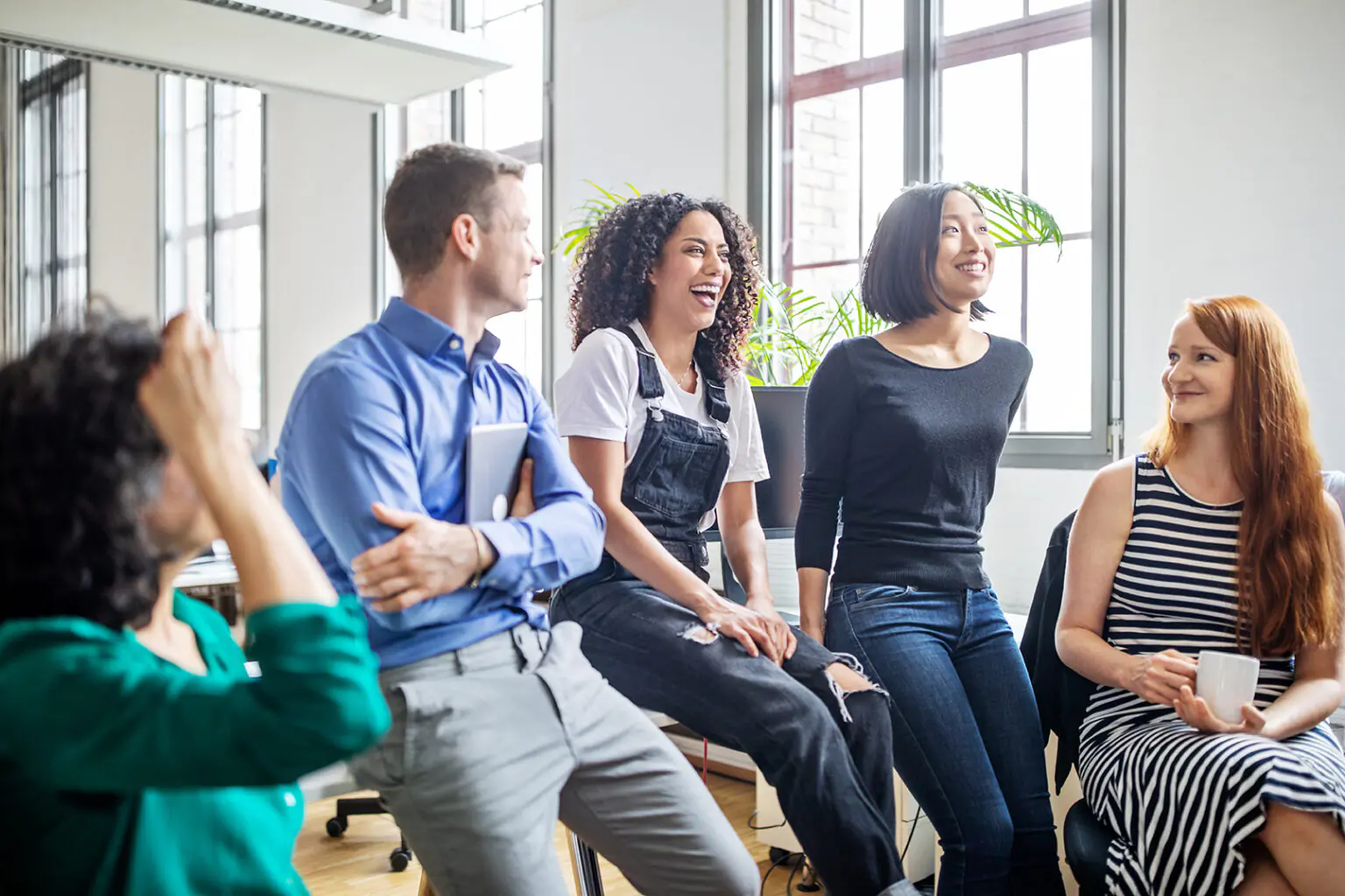 Groupe de salariés souriants dans un open space, illustrant la convivialité et l’attractivité du PERO Garance