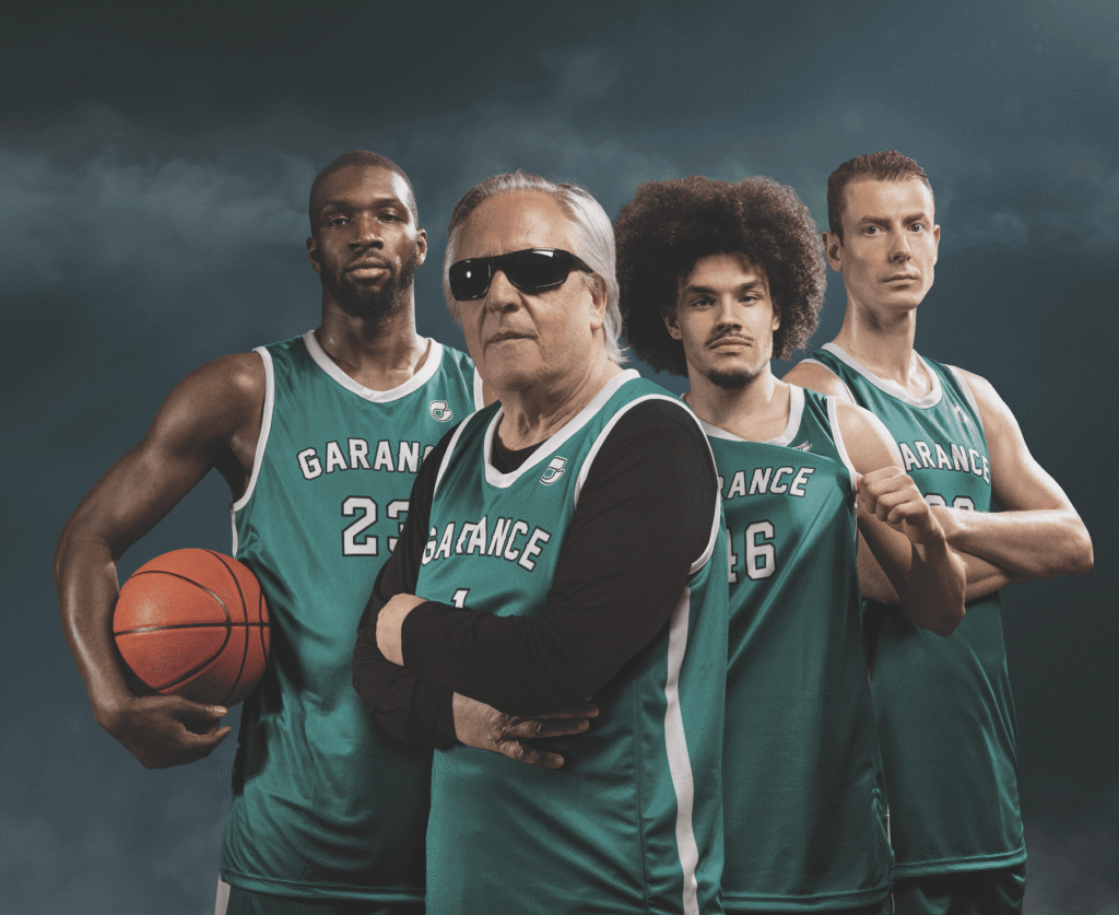 Joueurs de basketball en maillot Garance posant en équipe