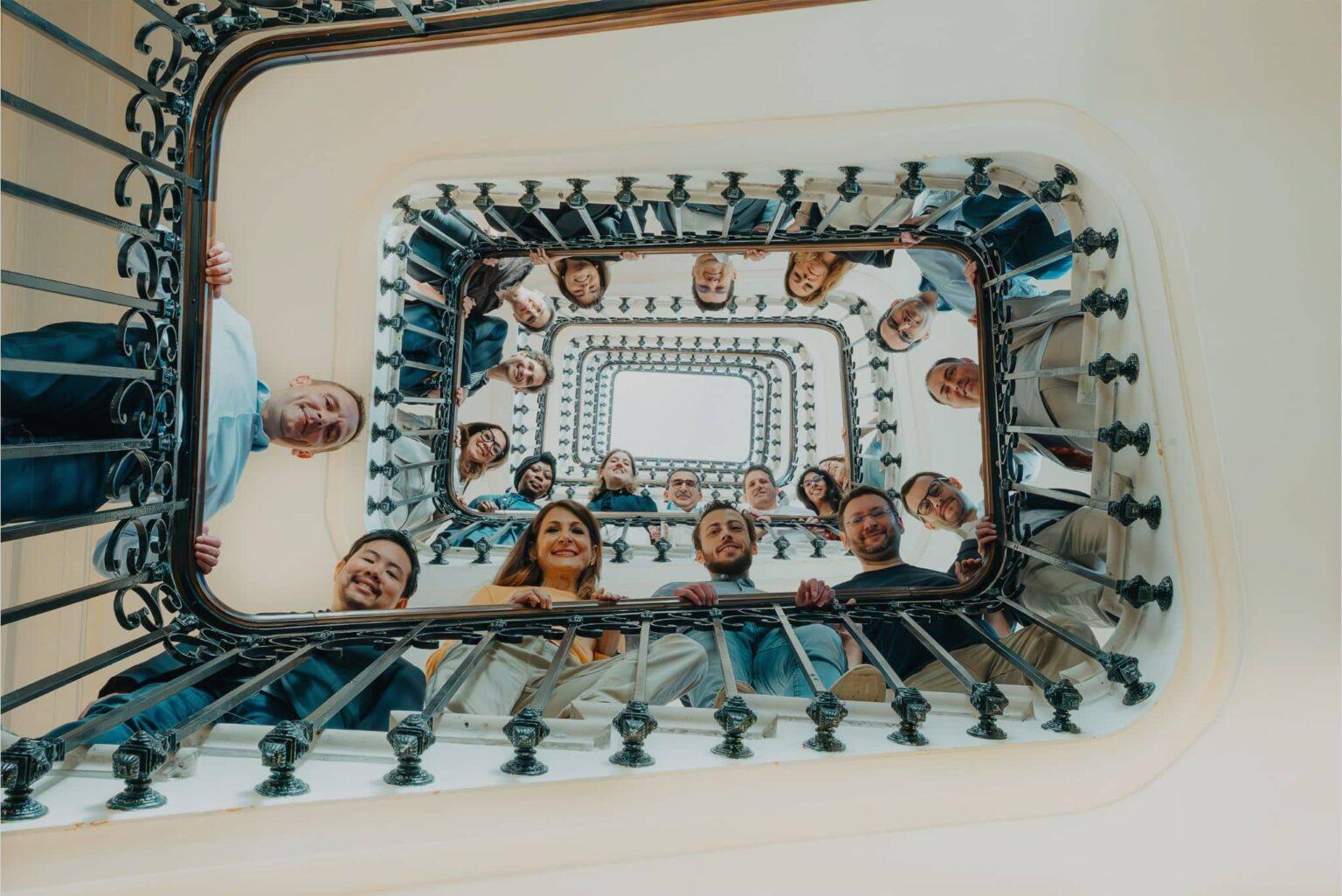 Collaborateurs souriants dans un environnement professionnel accueillant, reflet de l’ambiance chez Garance