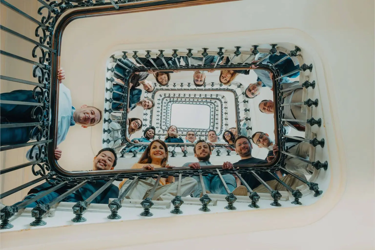 Collaborateurs souriants dans un environnement professionnel accueillant, reflet de l’ambiance chez Garance