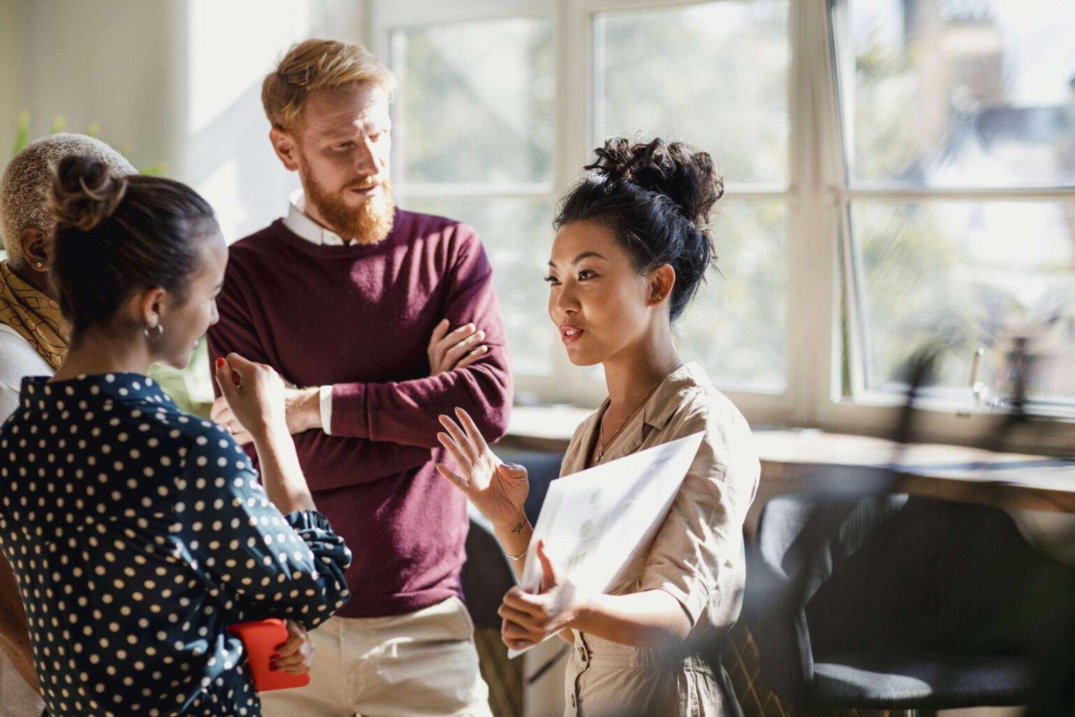 Échange professionnel entre dirigeants illustrant le plan d’épargne retraite obligatoire PERO Garance pour TPE/PME