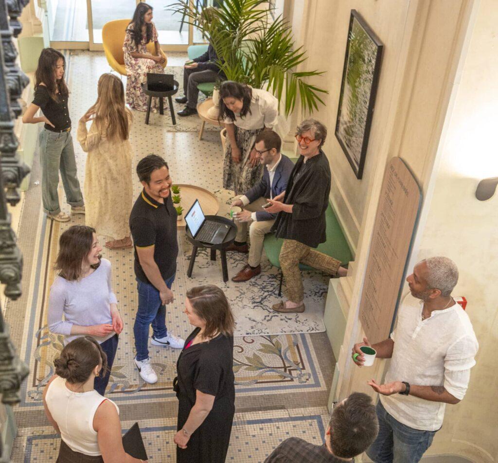 Collaborateur·rice souriant·e dans un espace de travail lumineux, illustrant la culture d’entreprise de Garance