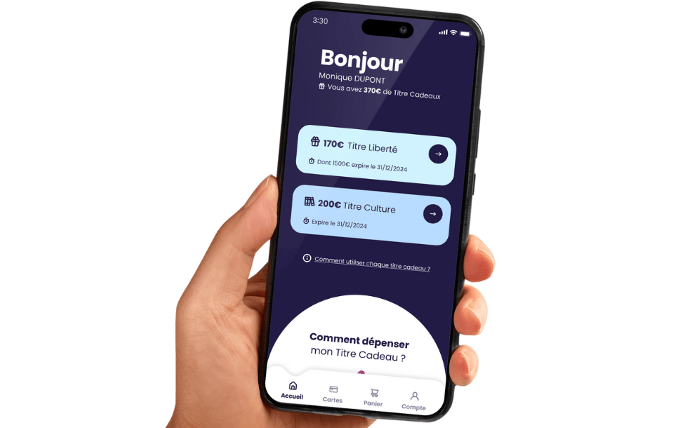 Main tenant un smartphone affichant l’application de gestion des titres cadeaux Illicado.