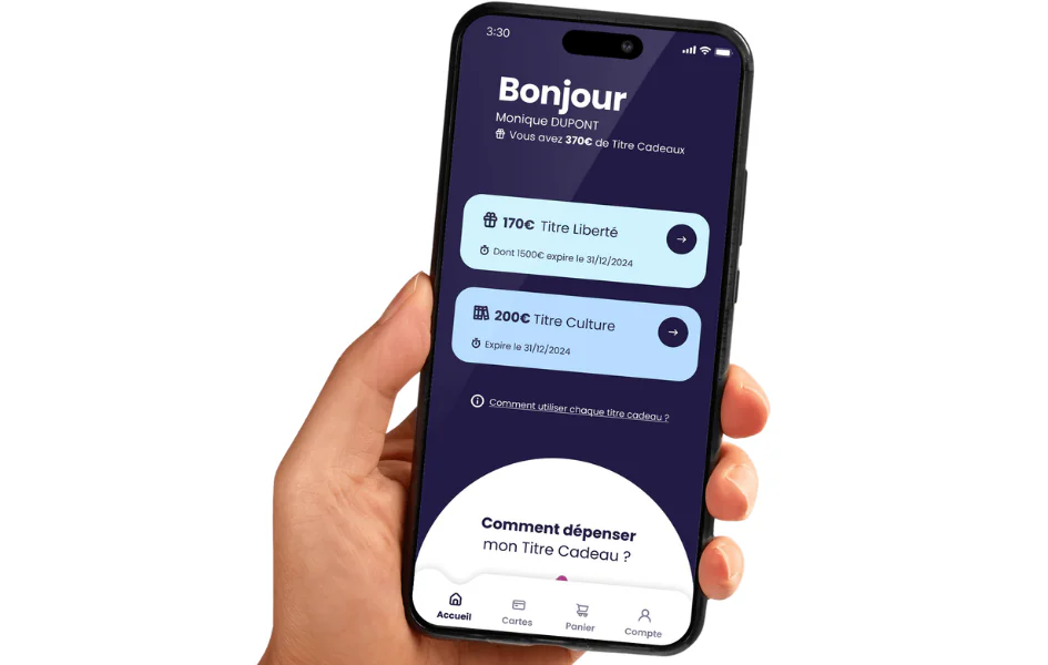 Main tenant un smartphone affichant l’application de gestion des titres cadeaux Illicado.