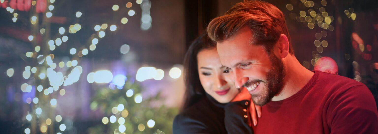 Photo d'un couple souriant avec un décor lumineux