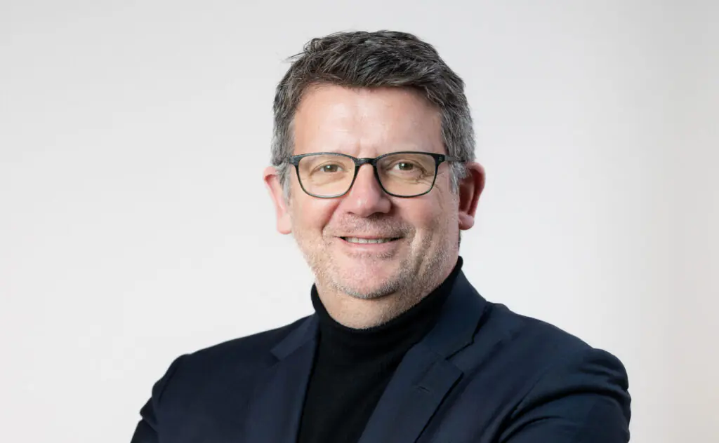 Portrait de Florent Combes, Directeur Général de Garance, illustrant l’attention portée aux parcours et singularités de chacun.