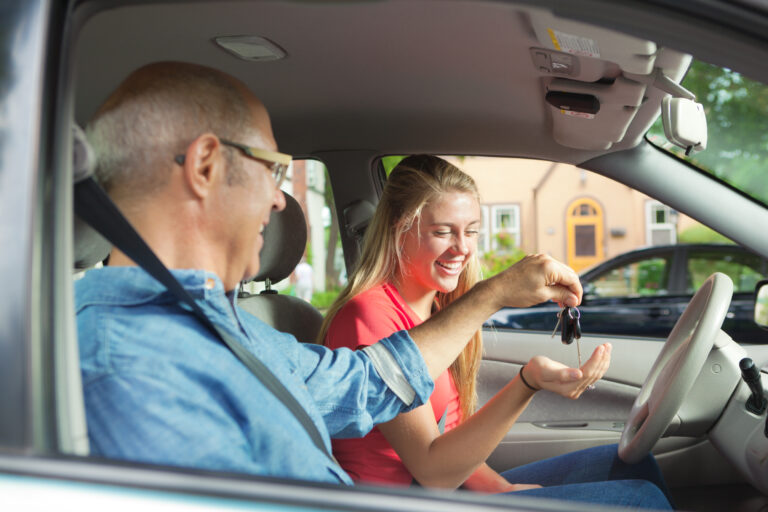 Un père remet les clés d’une voiture à sa fille