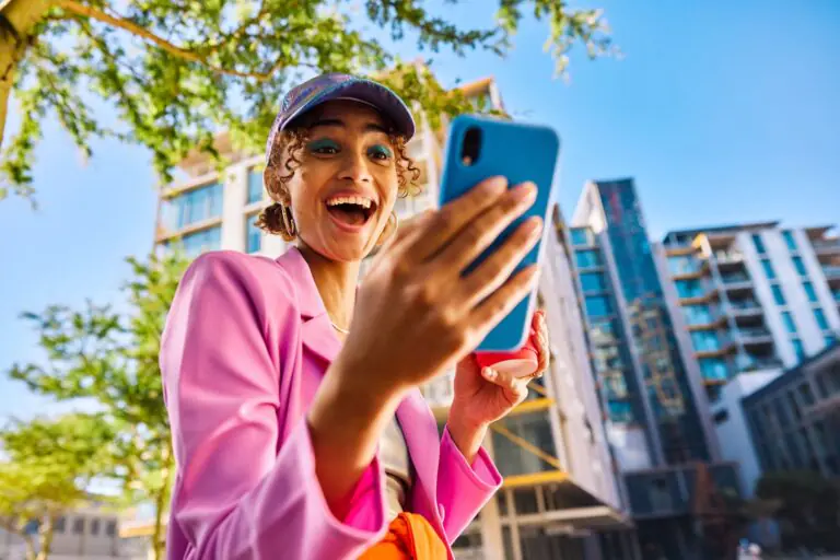 jeune fille avec son téléphone