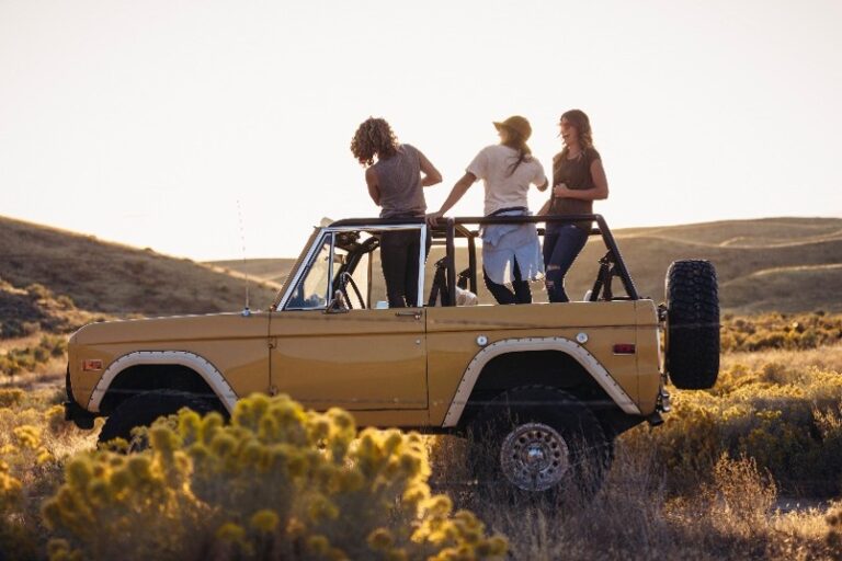 Trois femmes lors d’un voyage en pleine nature à bord d’un véhicule tout-terrain